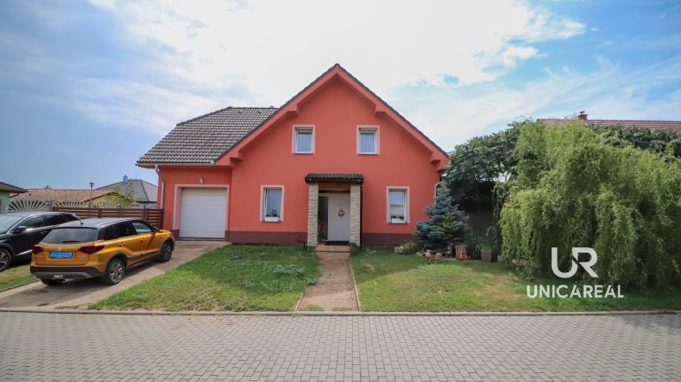 Prodej rodinného domu 233 m2, pozemek 651 m2 – Božice, okres Znojmo