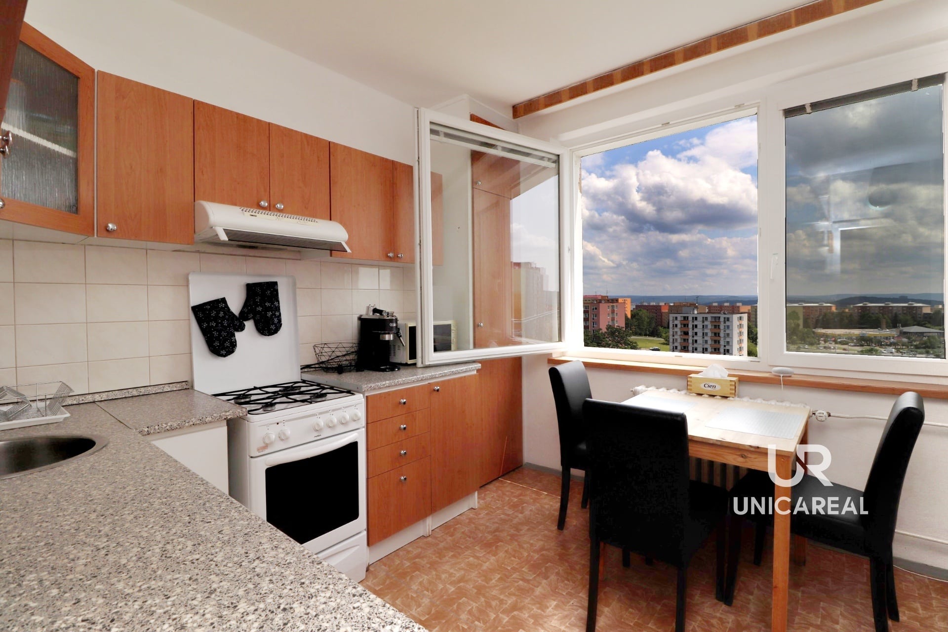 Lyskova-kuchyn-s-oknem