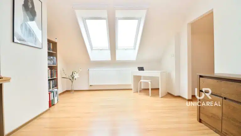 Mezonetový byt 3+kk 77 m², garáž. stání, zahrádka, Velešovice