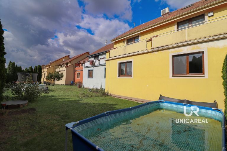 Mezonetový byt 3+kk 77 m², garáž. stání, zahrádka, Velešovice