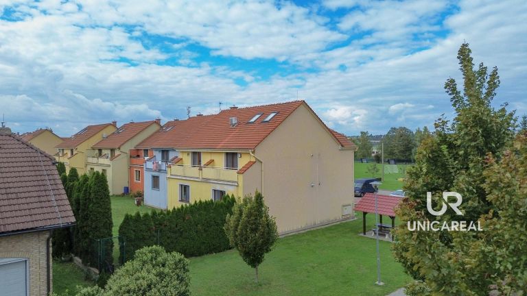 Mezonetový byt 3+kk 77 m², garáž. stání, zahrádka, Velešovice