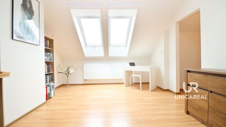 Mezonetový byt 3+kk 77 m², garáž. stání, zahrádka, Velešovice