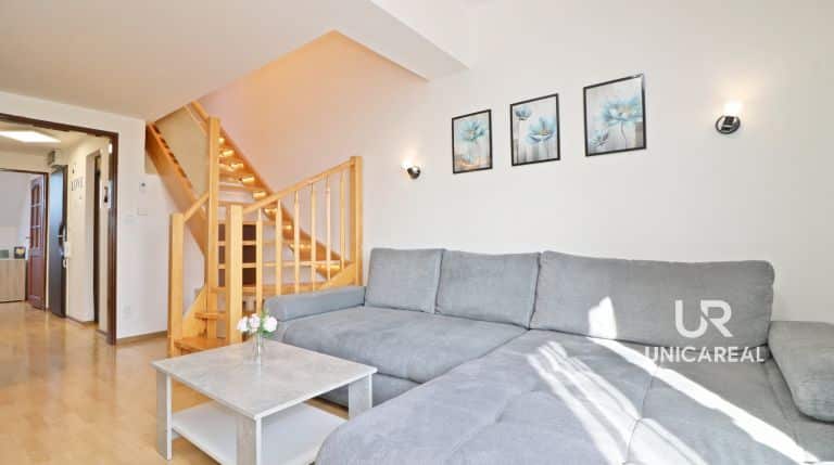 Mezonetový byt 3+kk 77 m², garáž. stání, zahrádka, Velešovice