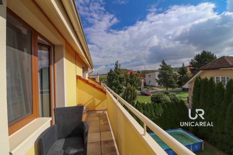 Mezonetový byt 3+kk 77 m², garáž. stání, zahrádka, Velešovice