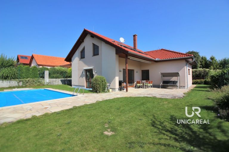 Sam. stojící dům s výhledem na les, bazén, CP: 1326 m², Moravany