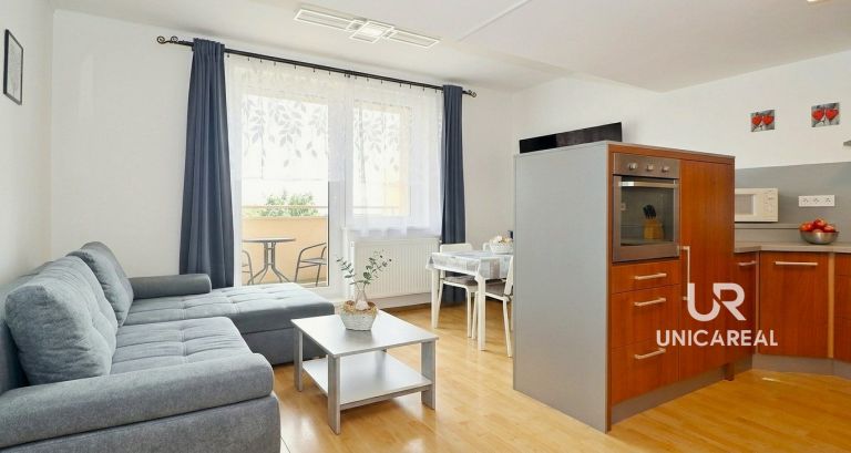 Mezonetový byt 3+kk 77 m², garáž. stání, zahrádka, Velešovice