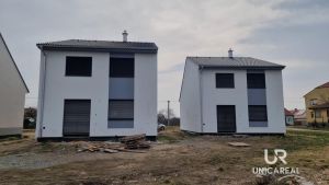 Velke-Nemcice-pohled-na-fasadu-a-zaluzie-zezadu-oba-domy