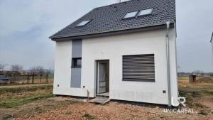 Velke-Nemcice-fasada-predni-strana-krajni-dum