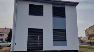 Velke-Nemcice-fasada-s-zaluziemi-zadni-strana-krajni-dum