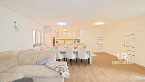 Obyvaci-jidelni-a-kuchynska-cast-bungalovu