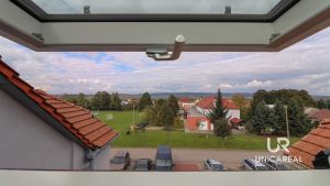 Pohled-z-okna-do-ulice