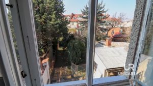 Pohled-z-okna-do-zahrady