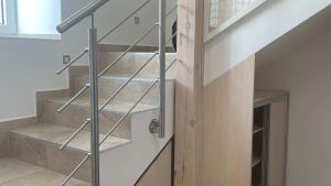 Pronajem-Kobylnice-schodiste